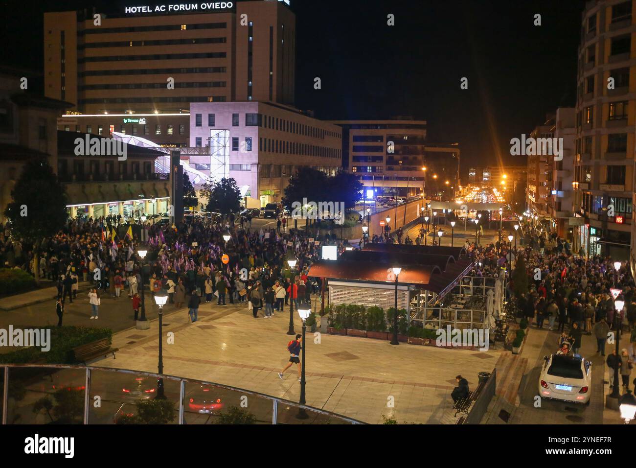 Oviedo, Spanien, 25. November 2024: Tausende von Menschen versammelten sich bei der Demonstration vor dem Beginn der Demonstration "Let Shame Change sides" am 25. November 2024 in Oviedo, Spanien. Quelle: Alberto Brevers / Alamy Live News. Stockfoto