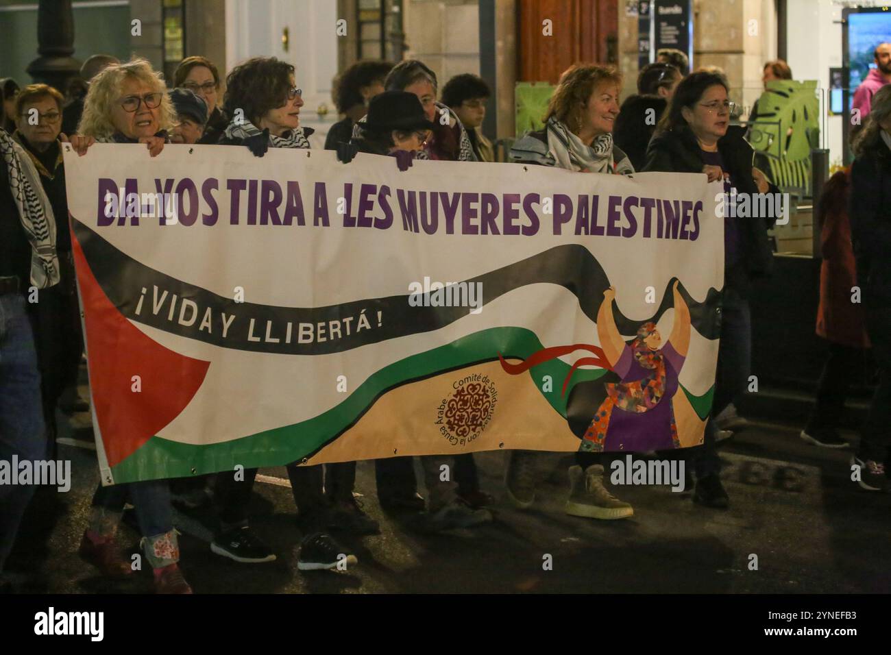 Oviedo, Spanien, 25. November 2024: Eines der wichtigsten Banner der Demonstration mit "da-yos wirft auf die palästinensischen Frauen" während der Demonstration "Lass die Schande die Seiten wechseln" am 25. November 2024 in Oviedo, Spanien. Quelle: Alberto Brevers / Alamy Live News. Stockfoto