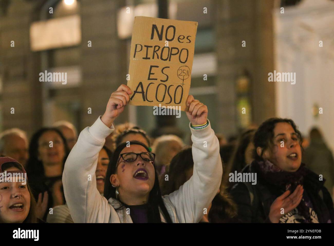 Oviedo, Spanien, 25. November 2024: Ein Mädchen trägt ein Schild mit der Aufschrift „es ist kein Kompliment, es ist Belästigung“ während der Demonstration „Let Shame Change Sides“ am 25. November 2024 in Oviedo, Spanien. Quelle: Alberto Brevers / Alamy Live News. Stockfoto