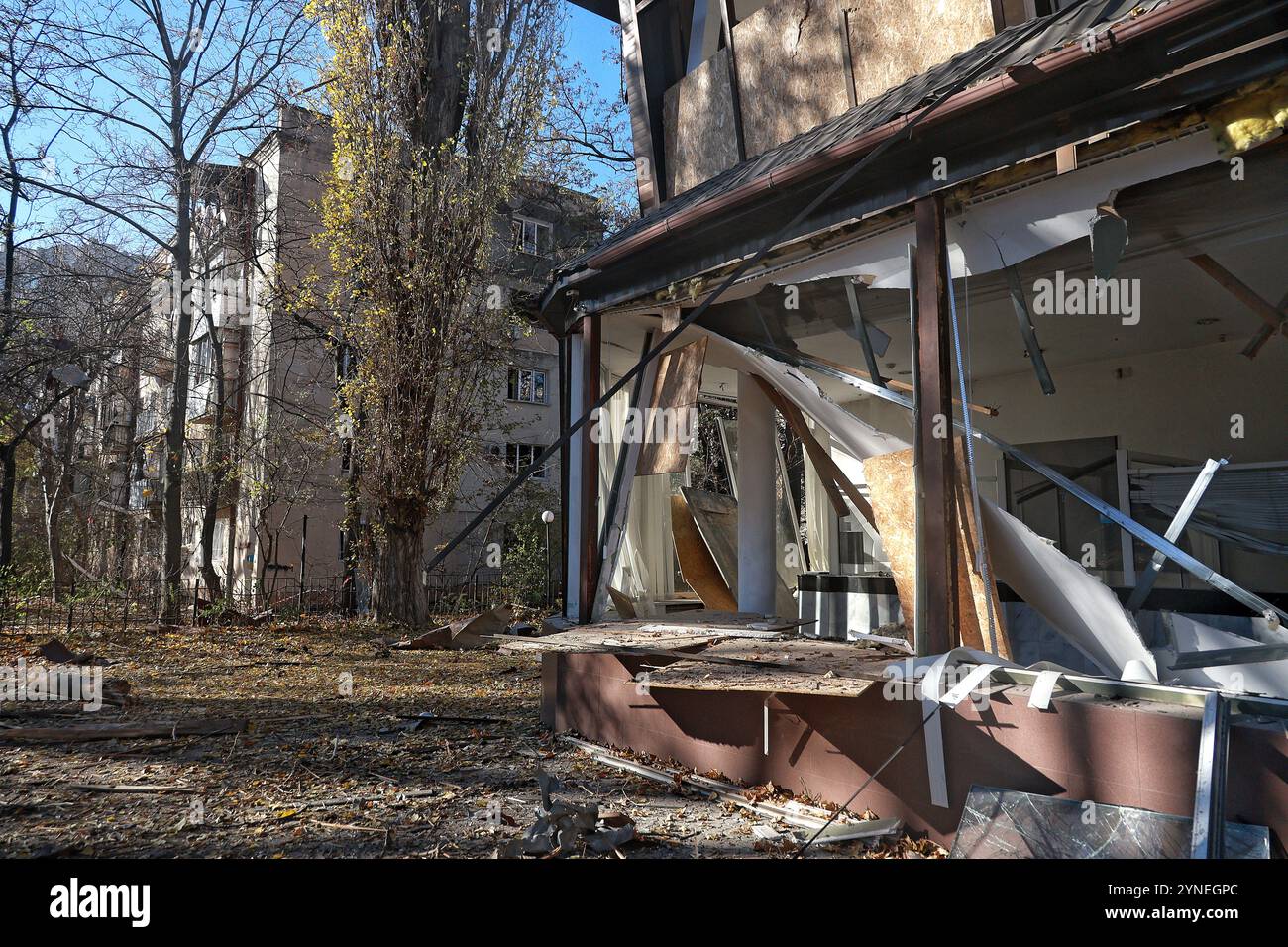 ODESA, UKRAINE - 25. NOVEMBER 2024 - Gebäude werden durch einen russischen Raketenangriff in Zentral-Odesa in der südlichen Ukraine beschädigt. Am Morgen des 25. November Griff Russland Zentralodesa an, angeblich mit einer ballistischen Rakete, die die zivile Infrastruktur einschließlich eines Schulgebäudes beschädigte. Mindestens 11 Menschen wurden verletzt. Stockfoto