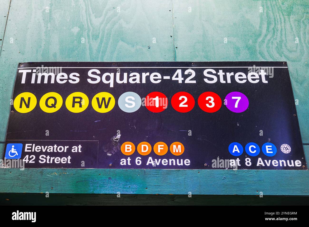 Times Square-42 Street U-Bahn-Schild mit N, Q, R, W, S, 1, 2, 3 und 7 Zeilen mit B, D, F, M, A, C-, E-Anschlüsse. New York. USA. Stockfoto