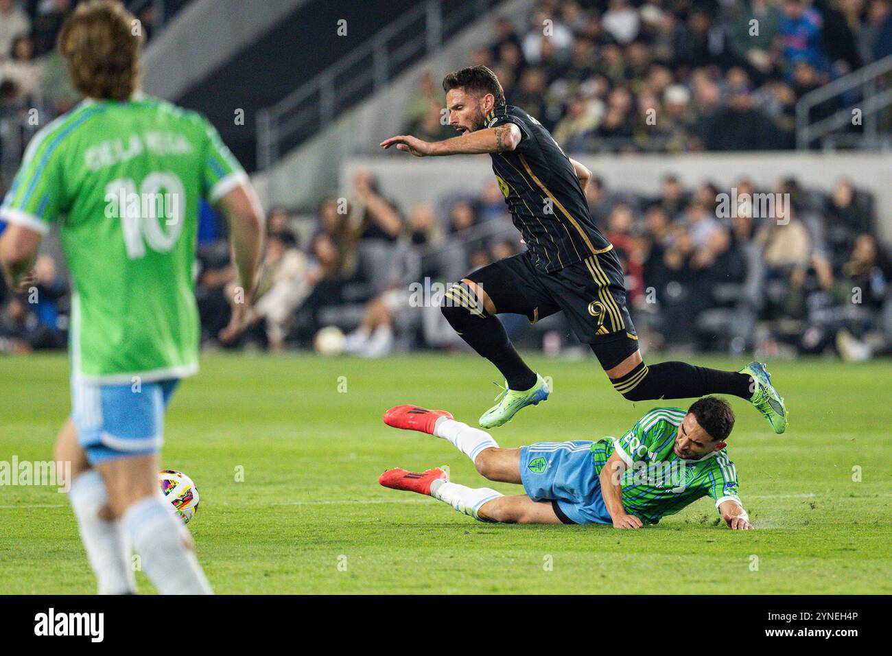 Der LAFC-Stürmer Olivier Giroud (9) vermeidet während eines Halbfinals der MLS Western Conference einen Slide-Tackle von Cristian Roldan (7) von Seattle Sounders Stockfoto