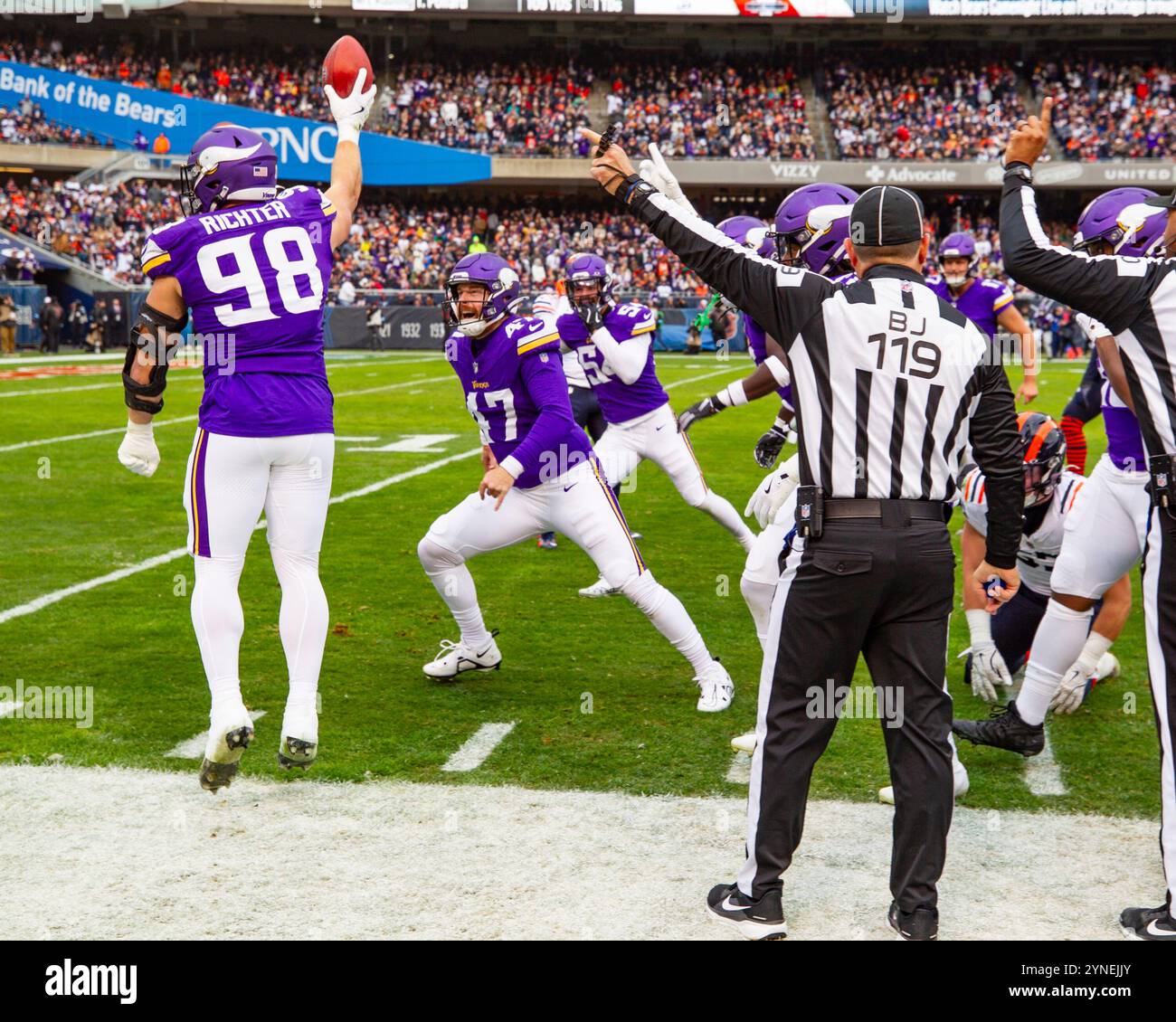 Chicago, IL, USA. November 2024. Minnesota Vikings #98 Bo Richter feiert eine fumble Erholung während des Spiels gegen die Chicago Bears in Chicago, Illinois. Mike Wulf/CSM (Bild: © Mike Wulf/Cal Sport Media). Quelle: csm/Alamy Live News Stockfoto