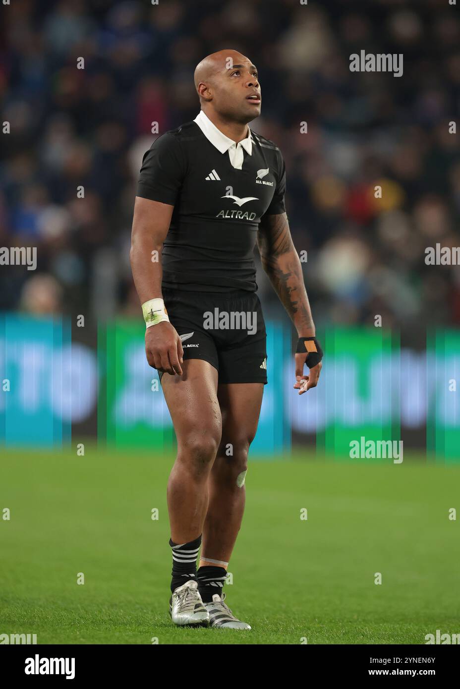 Turin, Italien. November 2024. Mark Tele'a aus Neuseeland beobachtet den Bildschirm des Stadions während des Spiels der Autumn Nation Series im Allianz Stadium in Turin. Der Bildnachweis sollte lauten: Jonathan Moscrop/Sportimage Credit: Sportimage Ltd/Alamy Live News Stockfoto