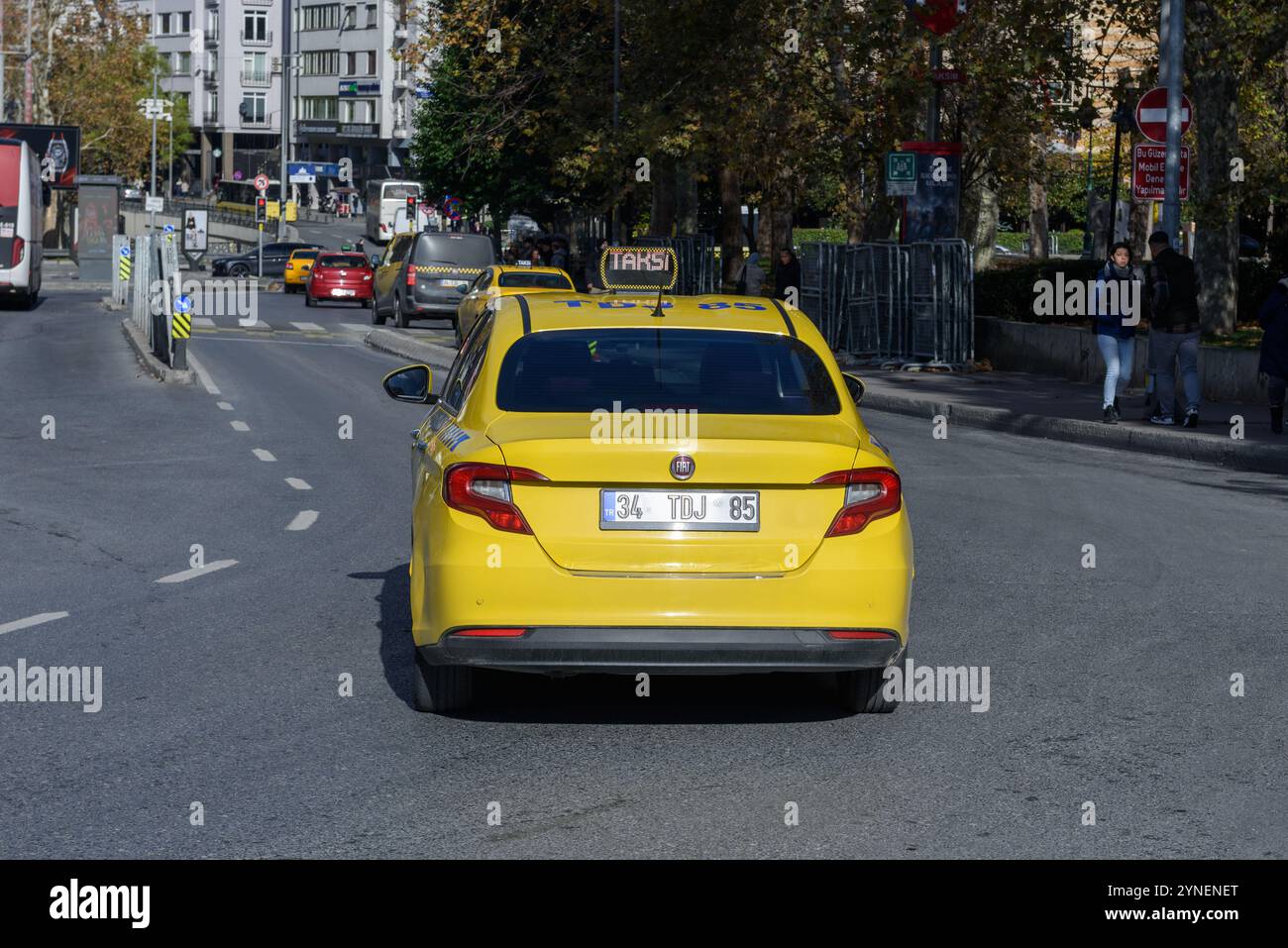 ISTANBUL, TÜRKEI - 25. NOVEMBER 2024: Türkisches Taxi auf dem Weg in Istanbul. 25.000 Istanbul Taxistrecken sind im Dienst. Stockfoto