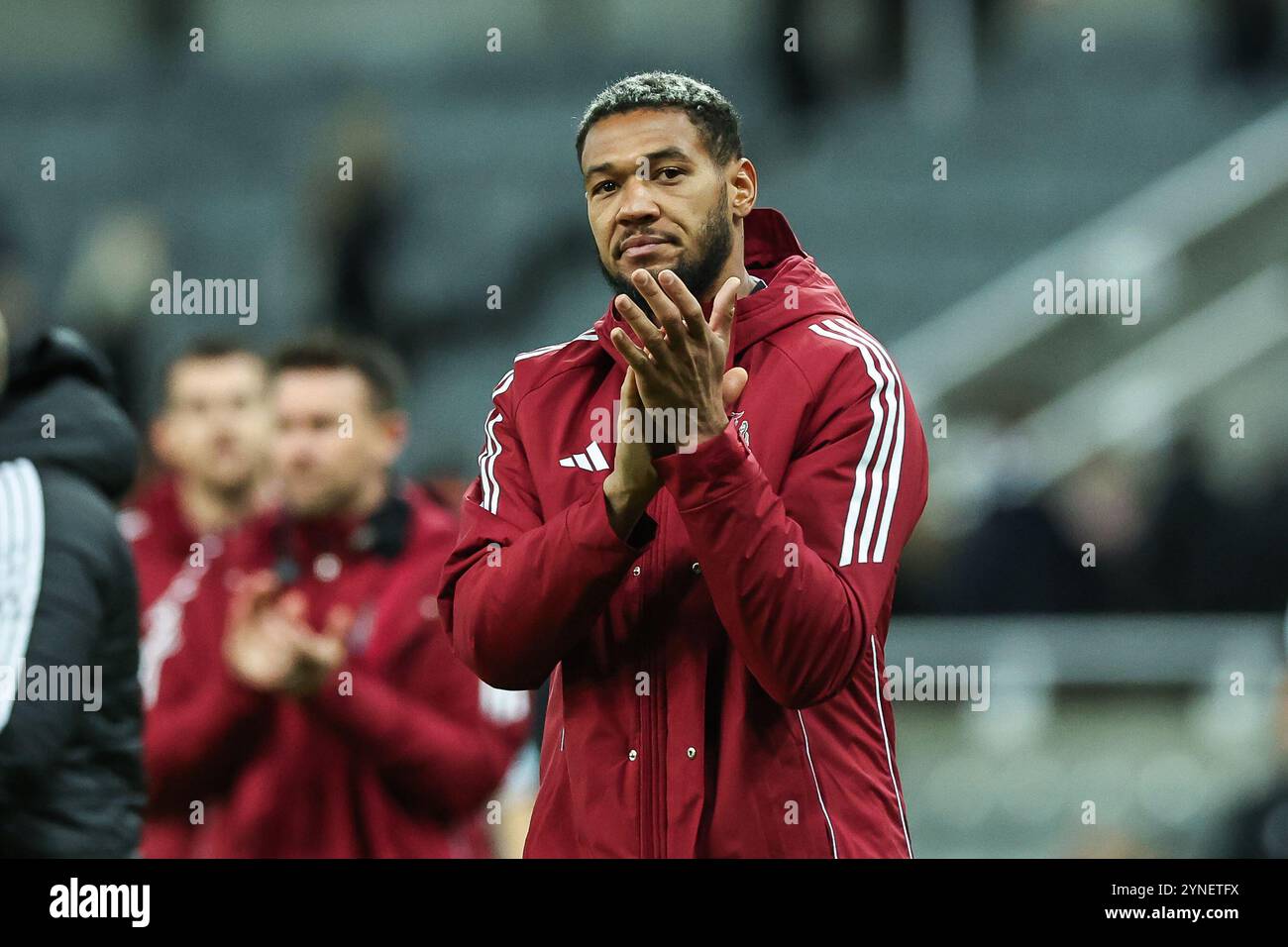 Joelinton von Newcastle United applaudiert den Fans am Ende des Premier League Spiels Newcastle United gegen West Ham United in St. James's Park, Newcastle, Großbritannien, 25. November 2024 (Foto: Mark Cosgrove/News Images) Stockfoto