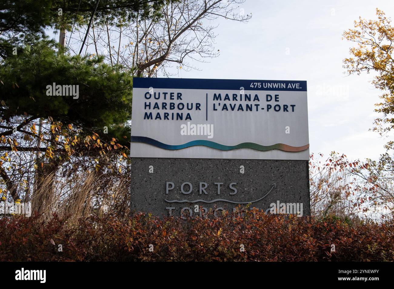 Schild „Outer Harbour Marina“ auf der Unwin Avenue in Scarborough, Toronto, Ontario, Kanada Stockfoto