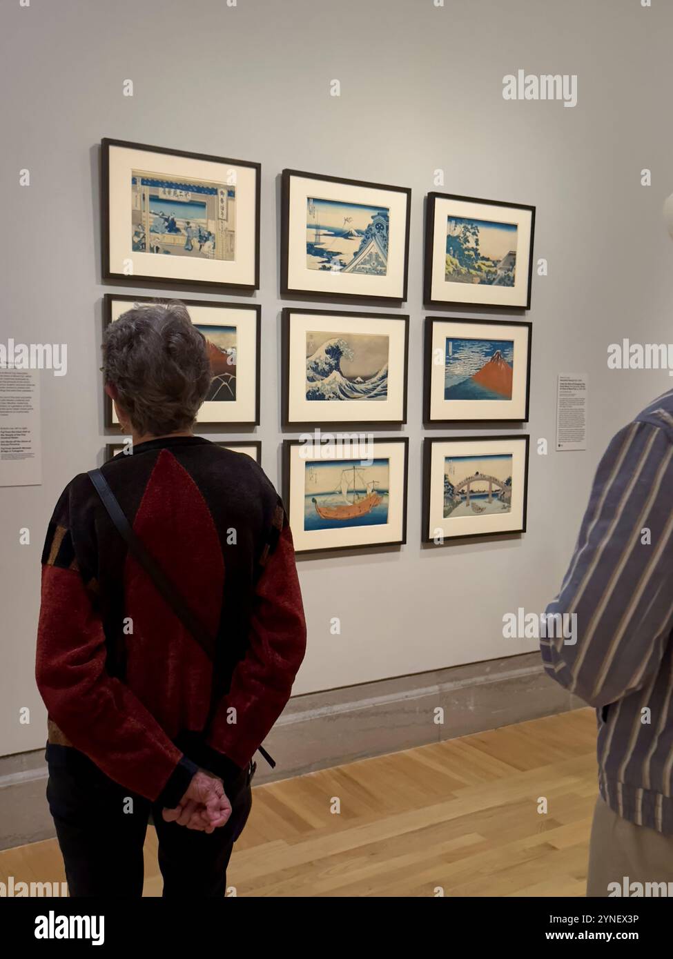 Besucher, die bei der japanischen Printshow im Legion of Honor Art Museum in San Fransisco, KALIFORNIEN, sechsunddreißig Blicke auf den Fuji von Hokusai werfen. Stockfoto