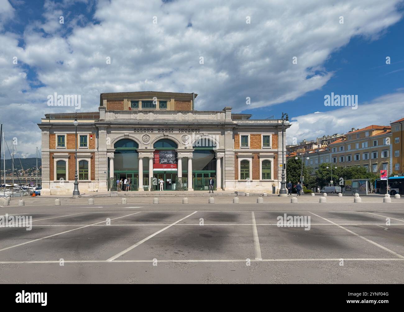 Triest, Italien - 27. Juni 2024: Salone degli Incanti, Hall of zaubertments historisches Gebäude, eine Ausstellungshalle, auf der Promenade unter blauer Wolkenlandschaft Stockfoto