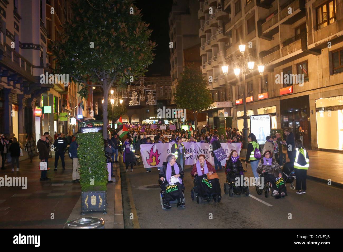 Oviedo, Spanien. November 2024. Der Leiter der Demonstration während der Demonstration "Let Shame Change Sides" am 25. November 2024 in Oviedo, Spanien. (Foto: Alberto Brevers/Pacific Press) Credit: Pacific Press Media Production Corp./Alamy Live News Stockfoto