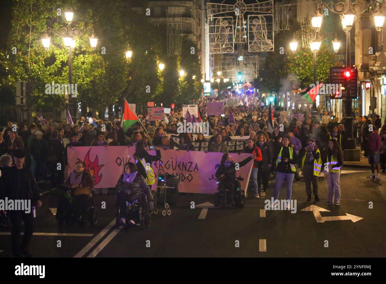 Oviedo, Spanien. November 2024. Tausende von Menschen versammelten sich auf den Straßen von Oviedo während der Demonstration "Let Shame Change Sides" am 25. November 2024 in Oviedo, Spanien. (Foto: Alberto Brevers/Pacific Press) Credit: Pacific Press Media Production Corp./Alamy Live News Stockfoto