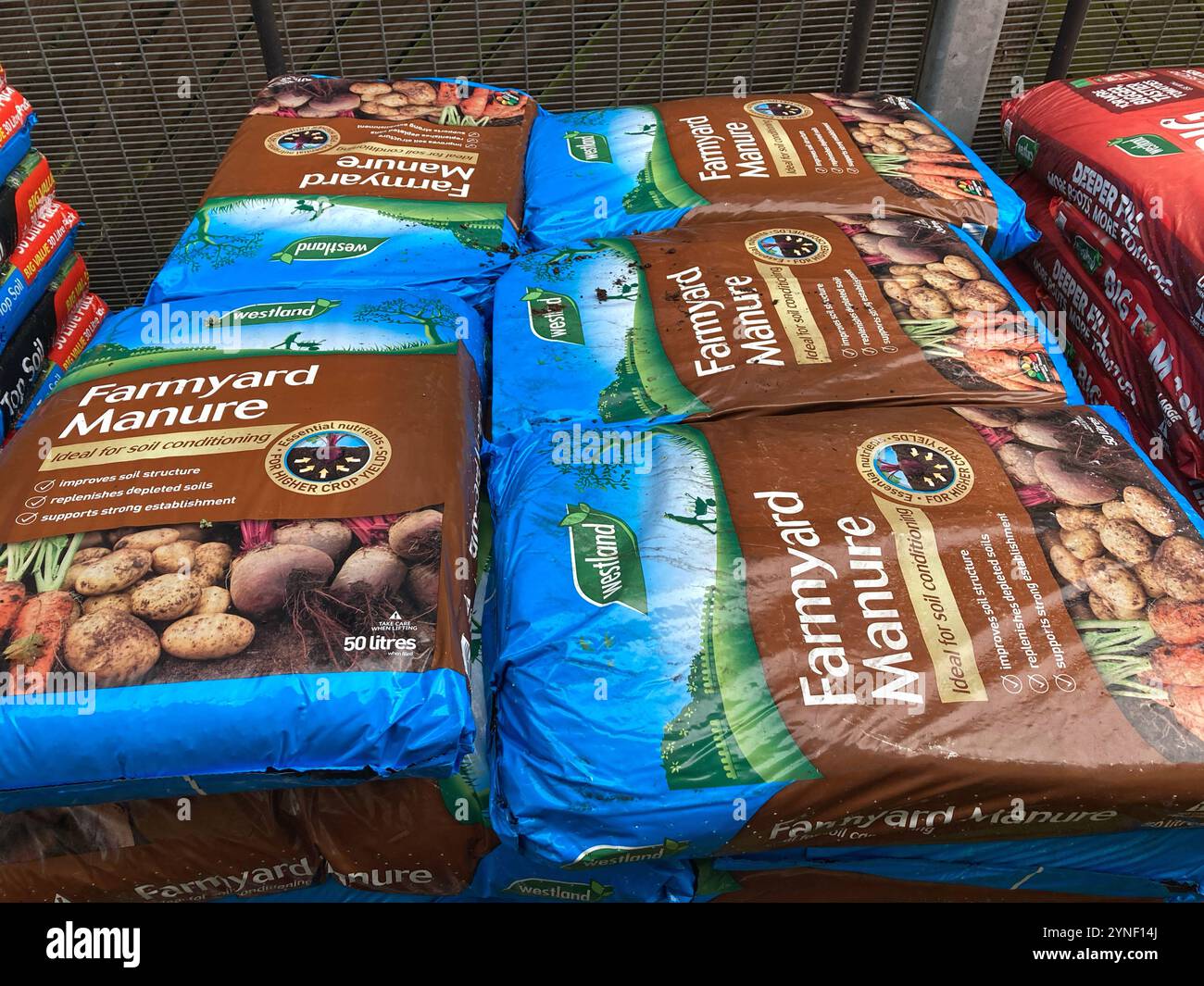 Säcke mit Hofdünger zum Verkauf im örtlichen Gartenzentrum Stockfoto