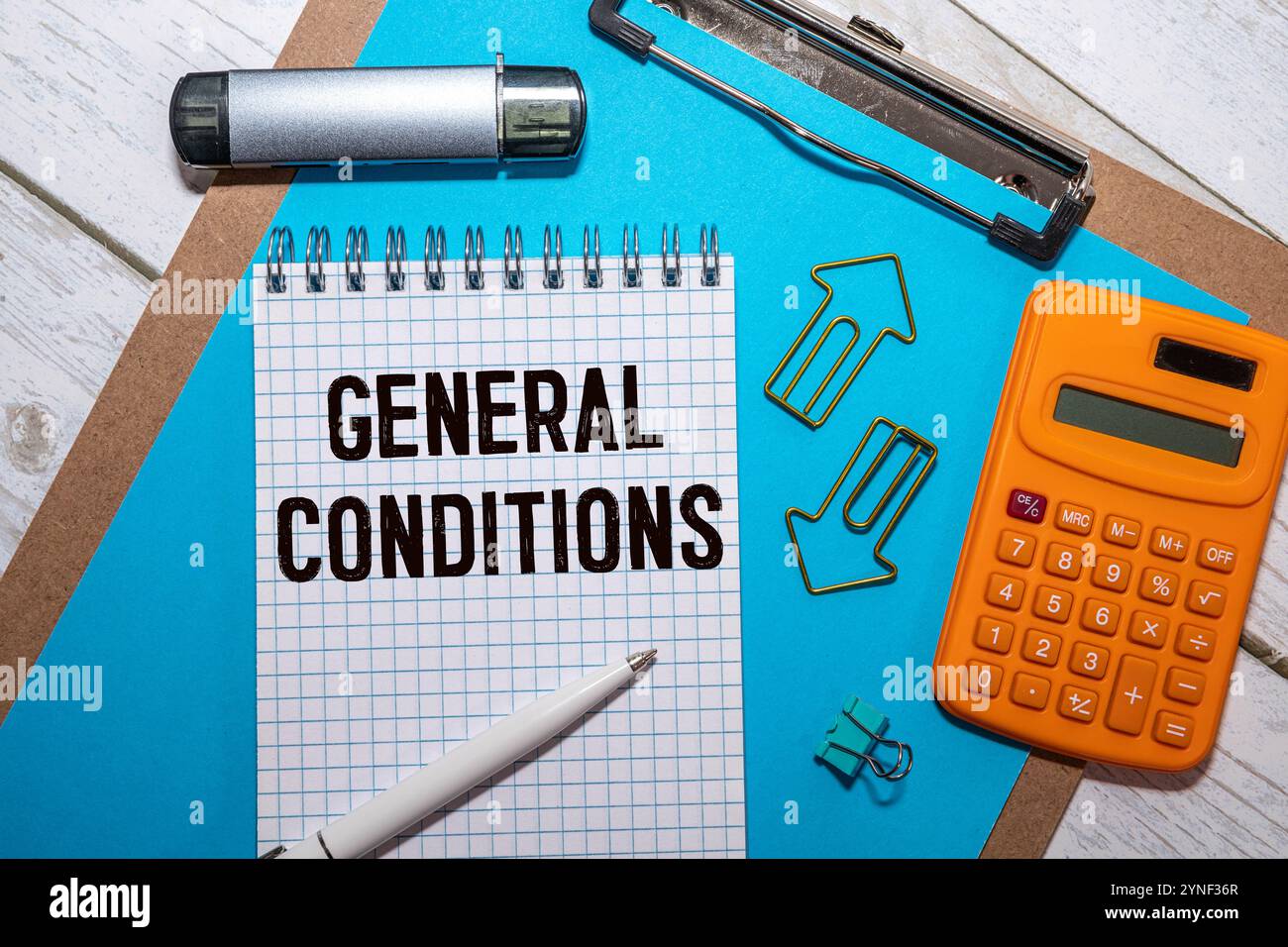 Closeup auf Geschäftsmann hielt eine Karte mit Text Rahmenbedingungen, Konzept Geschäftsbild mit soft-Fokus-Hintergrund und Vintage-Ton Stockfoto