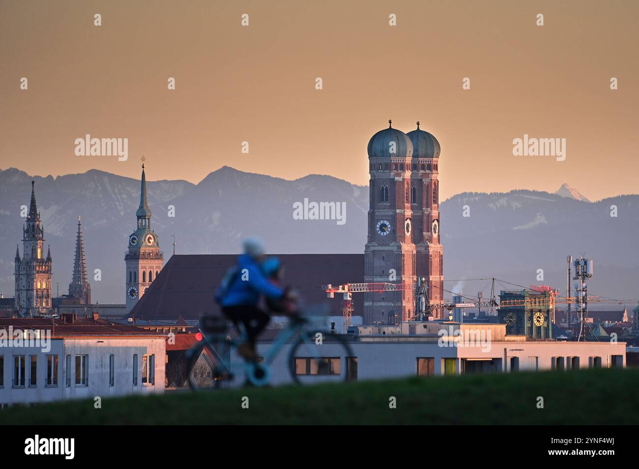 München, Deutschland. November 2024. Stadt München, Skyline vor den Alpen, Berge, Bayern, Frauenkirche in der Münchner Altstadt, Rathausturm, Alter Peter, Stadtblick, ? Quelle: dpa/Alamy Live News Stockfoto