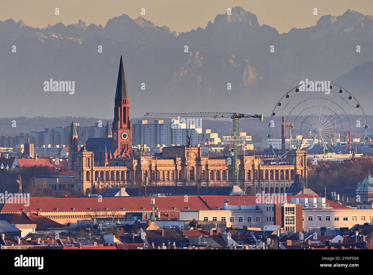 München, Deutschland. November 2024. Stadt München, Skyline vor den Alpen, Bayern, Maximilianeum, Sitz des Bayerischen Landtags, im Hintergrund das Werksviertel mit Riesenrad und der Bezirk Neuperlach. Stadtblick, ? Quelle: dpa/Alamy Live News Stockfoto