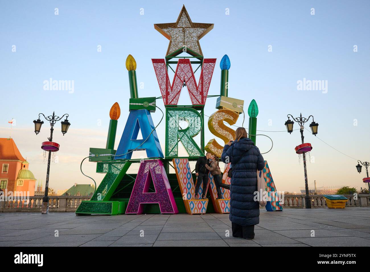 Warschau, Polen. November 2024. Besucher werden am 25. November 2024 vor einer Lichtdekoration in Warschau, Polen, gesehen. Quelle: Jaap Arriens/Xinhua/Alamy Live News Stockfoto