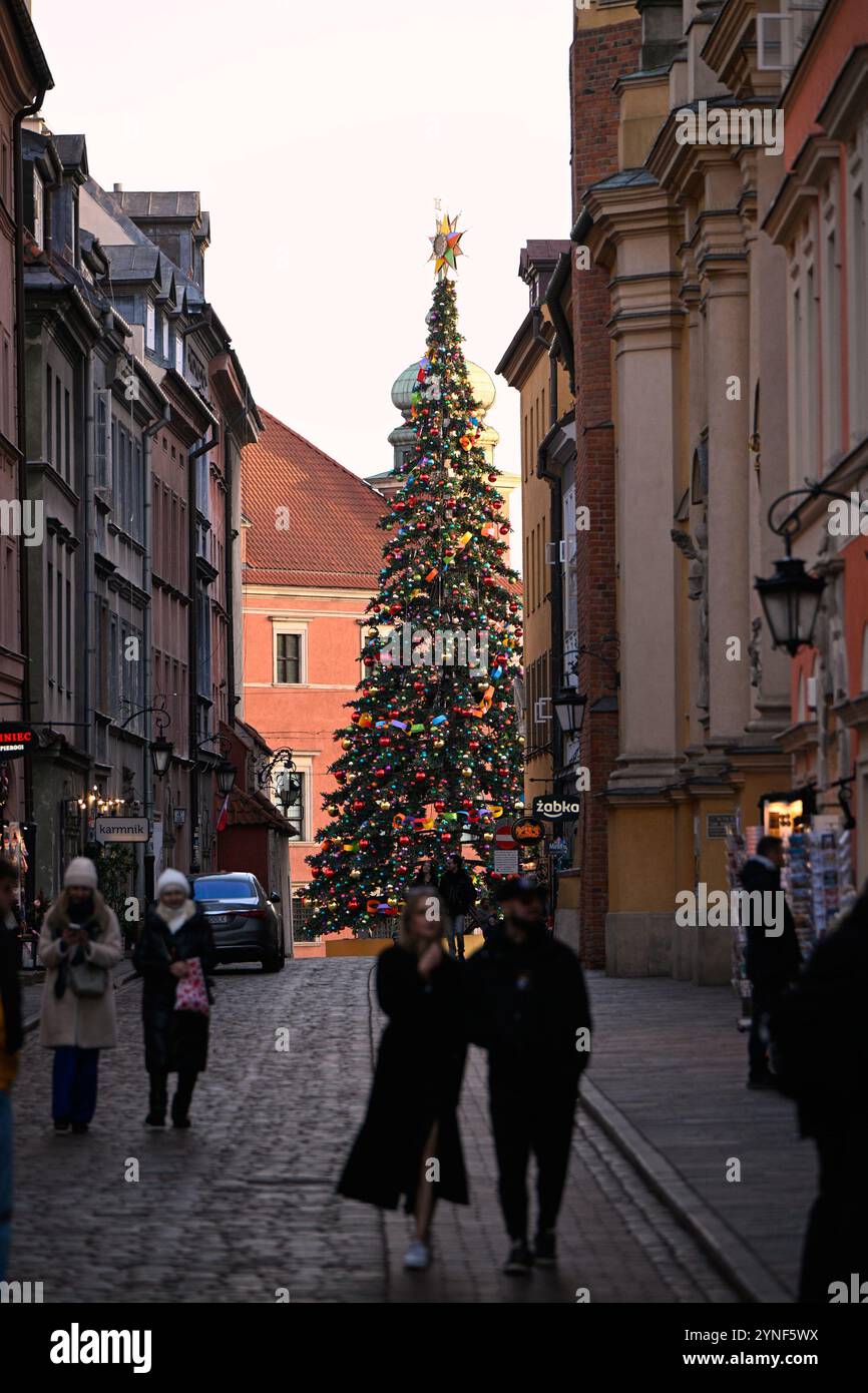 Warschau, Polen. November 2024. In der Altstadt von Warschau, Polen, ist am 25. November 2024 ein Weihnachtsbaum zu sehen. Quelle: Jaap Arriens/Xinhua/Alamy Live News Stockfoto