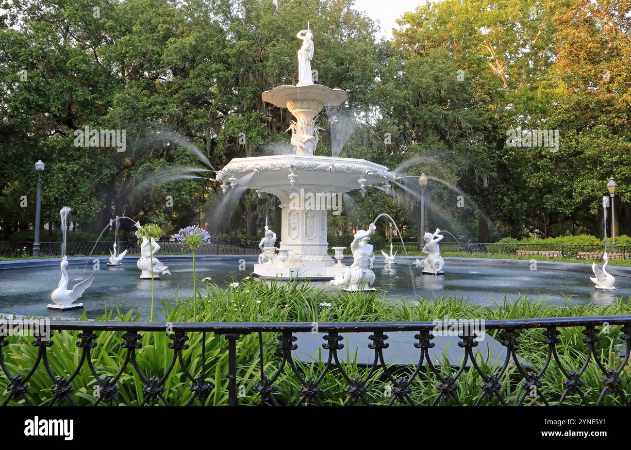 Parklandschaft mit Brunnen - Forsyth Park, Savannah, Georgia Stockfoto