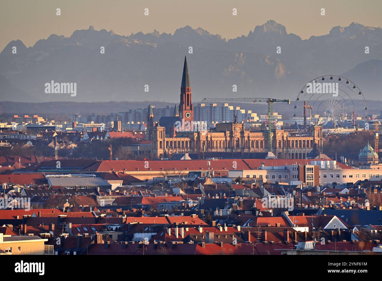 München, Deutschland. November 2024. Stadt München, Skyline vor den Alpen, Bayern, Maximilianeum, Sitz des Bayerischen Landtags, im Hintergrund das Werksviertel mit Riesenrad und der Bezirk Neuperlach. Stadtblick, ? Quelle: dpa/Alamy Live News Stockfoto