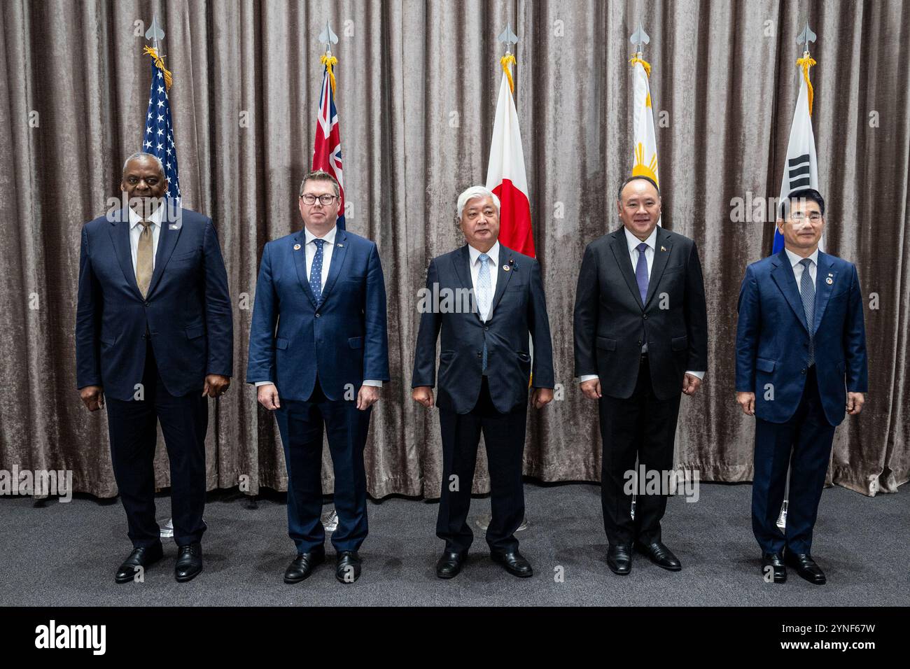 Von links nach rechts Verteidigungsminister Lloyd J. Austin III, australischer Minister für Verteidigungsindustrie und Capability Delivery ist derzeit Hon Pat Conroy, Japans Verteidigungsminister General Nakatani, philippinischer Verteidigungsminister Gilbert Teodoro, Verteidigungsminister der Republik Korea Kim Yong-hyun stehen zusammen bei der Vereinigung südostasiatischer Nationen (ASEAN) 18. ASEAN-Tagung der Verteidigungsminister und 11. ADMM-Minister in Vientiane, 21. November 2024, Laos. (DOD-Foto von U.S. Air Force Tech. Sgt. Jack Sanders) Stockfoto