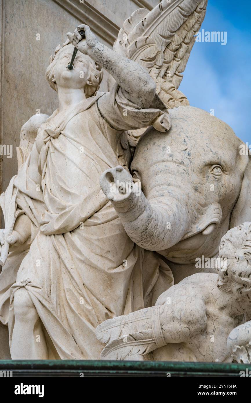 Lissabon, Portugal. 13. November 2023: Skulpturendetail des Arco da Rua Augusta Gedenkbogens auf dem Platz praca do comercio. Gebaut zum Gedenken an den Cit Stockfoto
