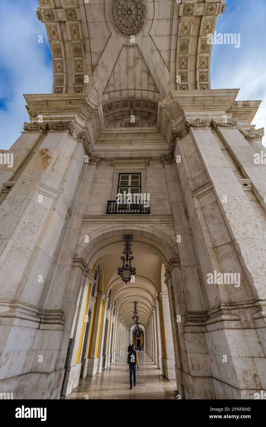 Lissabon, Portugal. 13. November 2023: Arco da Rua Augusta Gedenkbogen auf dem Platz praca do comercio, Blick auf den Innenkorridor. Gebaut zum Gedenken an das c Stockfoto