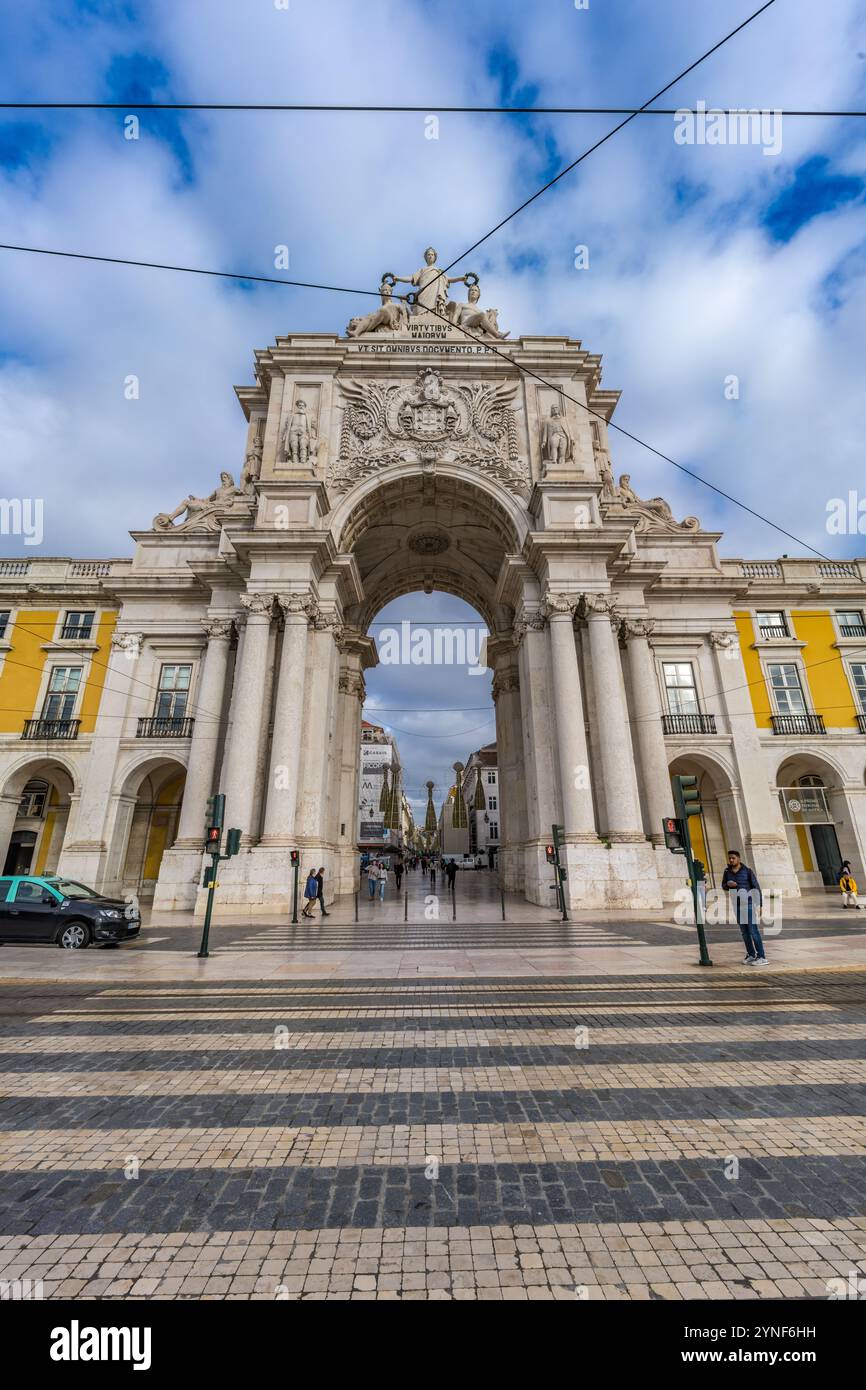 Lissabon, Portugal. 13. November 2023: Arco da Rua Augusta Gedenkbogen auf dem Platz praca do comercio nach Regen. Gebaut, um der Aufklärung der Stadt zu gedenken Stockfoto
