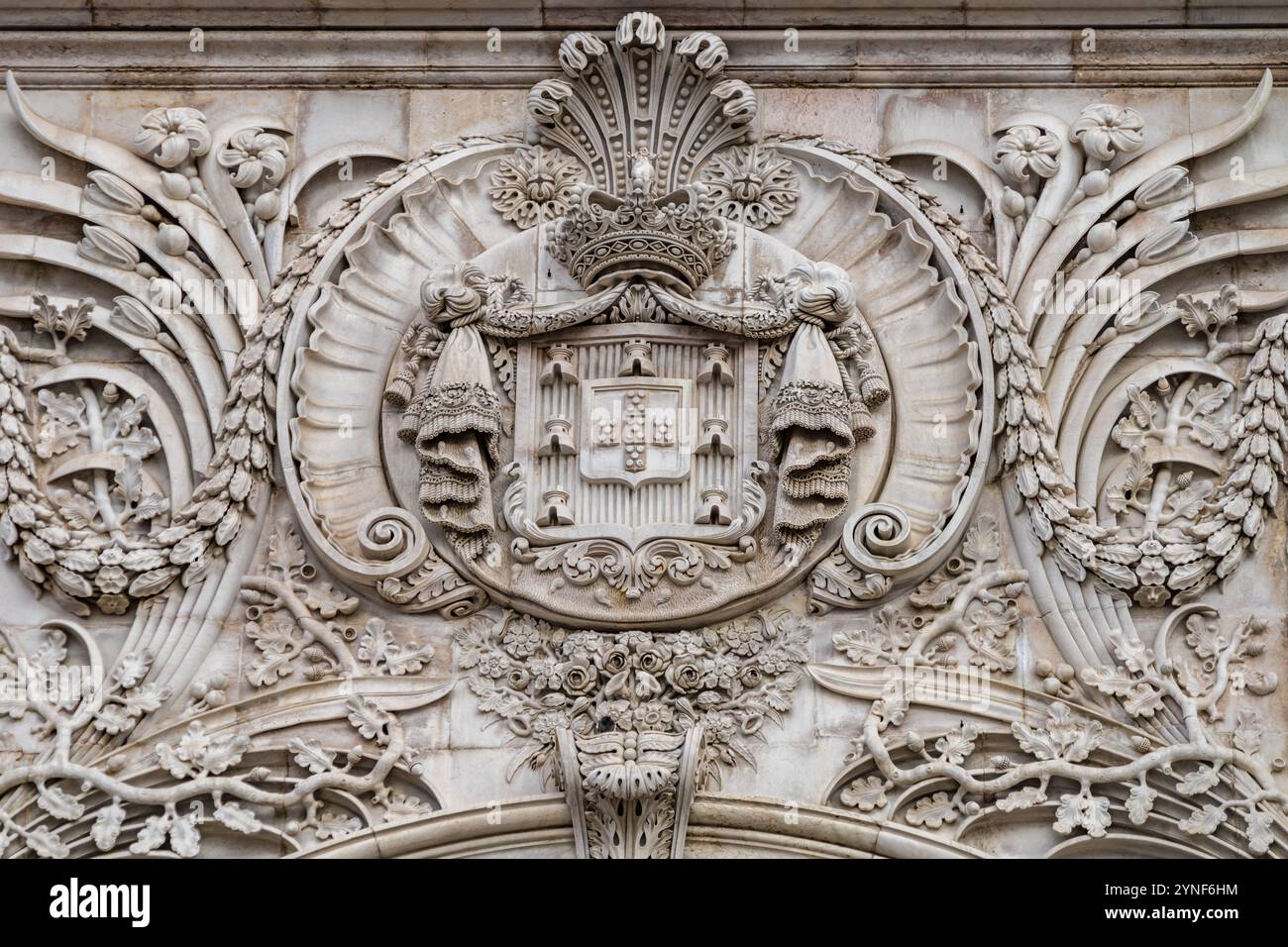 Lissabon, Portugal. 13. November 2023: Arco da Rua Augusta Gedenkbogen auf dem Platz praca do comercio. Wappenschnitzereien. Stockfoto