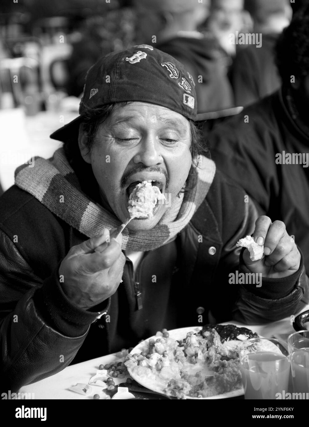 Diners im Pine St. Inn, New Englands größtem Obdachlosenheim in Boston, MA hat Thanksgiving Dinner für über 1500 Gäste beim Thanksgiving Dinner im Pine St. Inn und in anderen Obdachlosenheimen im Raum Boston serviert. Das Abendessen wird von Mitarbeitern, Mitgliedern des Food Services Programms und Freiwilligen zubereitet. (Rick Friedman) Stockfoto