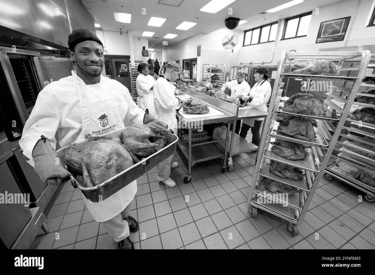 Das Küchenpersonal im Pine Street Inn bereitet fast 70 Thanksgiving-Truthühner zu. Das Pine Street Inn, New Englands größtes Obdachlosenheim, serviert am Thanksgiving Day mehr als 1.500 Mahlzeiten für obdachlose Männer und Frauen. (Rick Friedman) Stockfoto