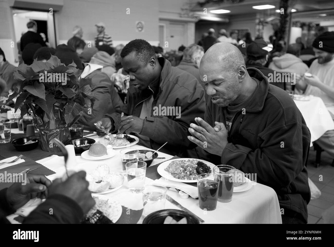 Diners im Pine St. Inn, New Englands größtem Obdachlosenheim in Boston, MA hat Thanksgiving Dinner für über 1500 Gäste beim Thanksgiving Dinner im Pine St. Inn und in anderen Obdachlosenheimen im Raum Boston serviert. Das Abendessen wird von Mitarbeitern, Mitgliedern des Food Services Programms und Freiwilligen zubereitet. (Rick Friedman) Stockfoto