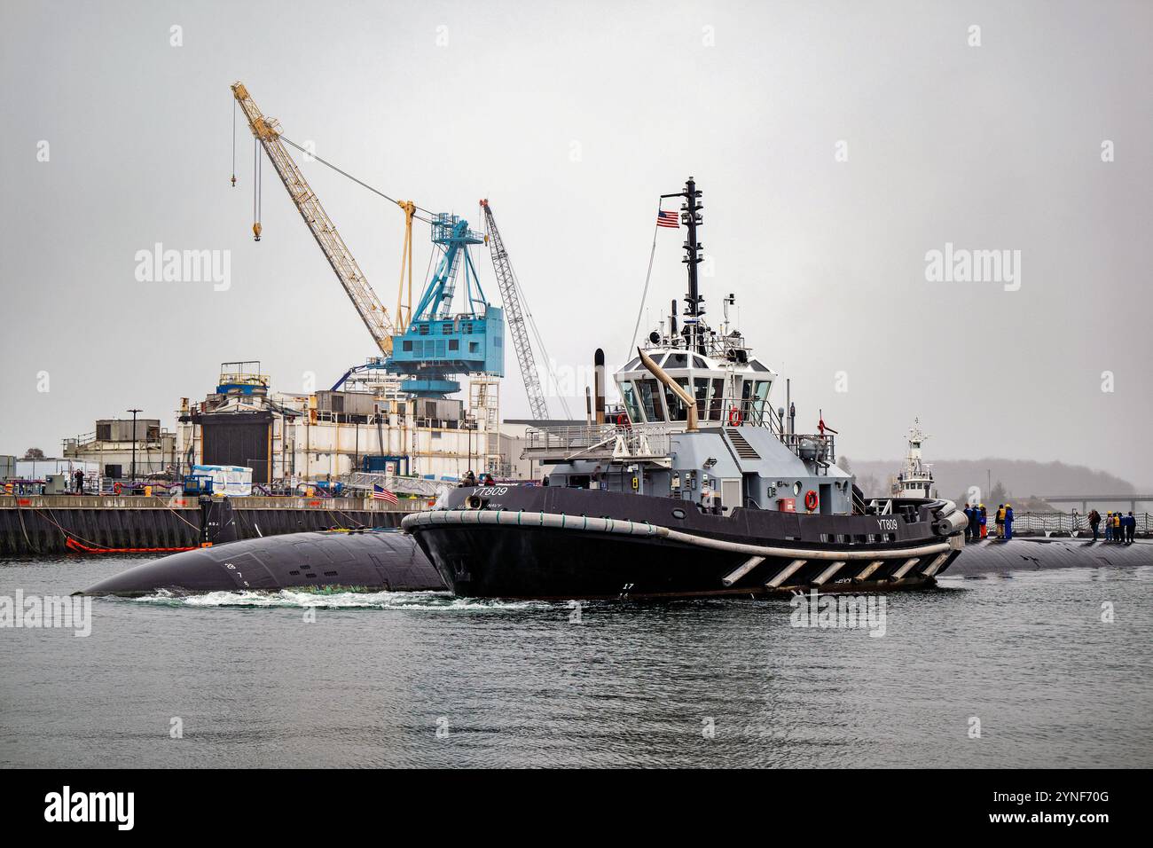 KITTERY, Maine (21. November 2024) – das U-Boot der Los Angeles-Klasse USS Hampton (SSN 767) kommt für einen geplanten Wartungszeitraum am 21. November 2024 auf der Portsmouth Naval Shipyard an. Während seiner Zeit in der Werft wird Hampton wesentliche Reparaturen und Systemmodernisierungen vornehmen, die für die Verlängerung der Lebensdauer eines U-Boots und die langfristige Flottenbereitschaft der Marine entscheidend sind. Als Amerikas führendes Unternehmen für Wartung, Reparatur und Modernisierung von U-Booten für Angriffe verbessert PNSY die Fähigkeiten kritischer Kriegskämpfe, indem er der Flotte einen sicheren, kostengünstigen und pünktlichen Service liefert und Warfi ermöglicht Stockfoto