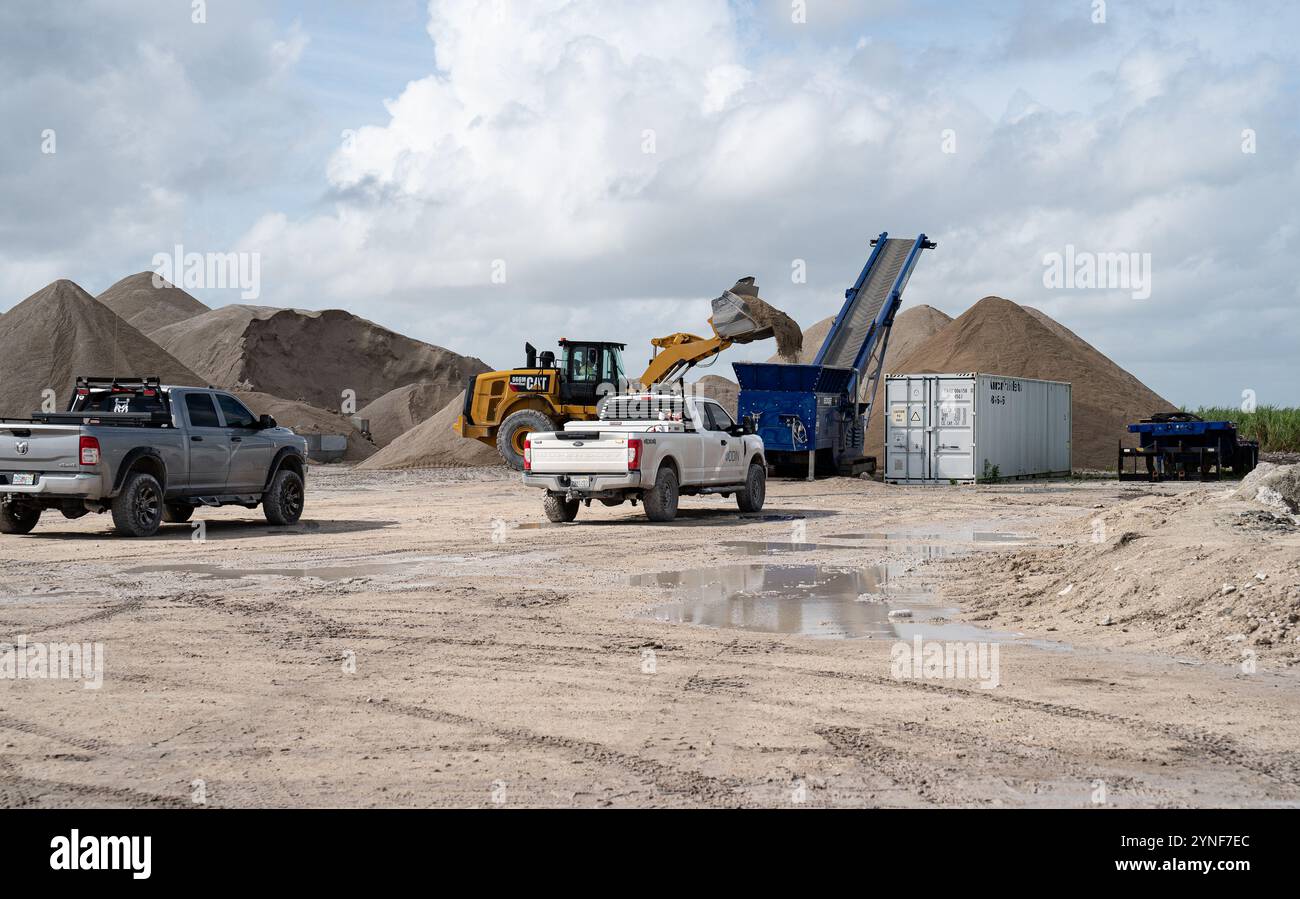 Auf der Baustelle der Everglades Agricultural Area (EAA) werden vor Ort Aushubmaterial für den Bau des Fundaments und der Deichwände verarbeitet. Das Material wird durchgesiebt und geprüft, um sicherzustellen, dass es den Baustandards entspricht. Das übergeordnete Ziel des Central Everglades Planning Project (CEPP) ist die Verbesserung der Quantität, Qualität, Zeitplanung und Verteilung der Wasserströme in die Everglades, das Water Conservation Area 3 (WCA-3) und den Everglades National Park (ENP). Zweck des Central Everglades Planning Project (CEPP) Everglades Agricultural Area (EAA) Reserv Stockfoto
