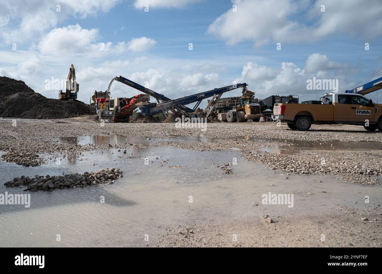 Auf der Baustelle der Everglades Agricultural Area (EAA) werden vor Ort Aushubmaterial für den Bau des Fundaments und der Deichwände verarbeitet. Das Material wird durchgesiebt und geprüft, um sicherzustellen, dass es den Baustandards entspricht. Das übergeordnete Ziel des Central Everglades Planning Project (CEPP) ist die Verbesserung der Quantität, Qualität, Zeitplanung und Verteilung der Wasserströme in die Everglades, das Water Conservation Area 3 (WCA-3) und den Everglades National Park (ENP). Zweck des Central Everglades Planning Project (CEPP) Everglades Agricultural Area (EAA) Reserv Stockfoto