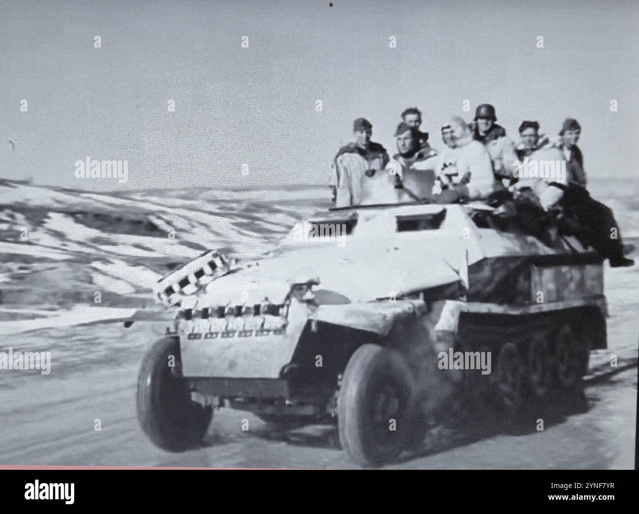 Weltkrieg zwei Schwarzweißfotos deutscher Soldaten an Bord einer gepanzerten Halftrack Sdkfz251 auf dem Weg nach Charkow im März 1943 an der Russischen Front . Die Männer stammen aus einer SS-Panzerdivision, die nach schweren Kämpfen die Stadt gesichert hat. Stockfoto