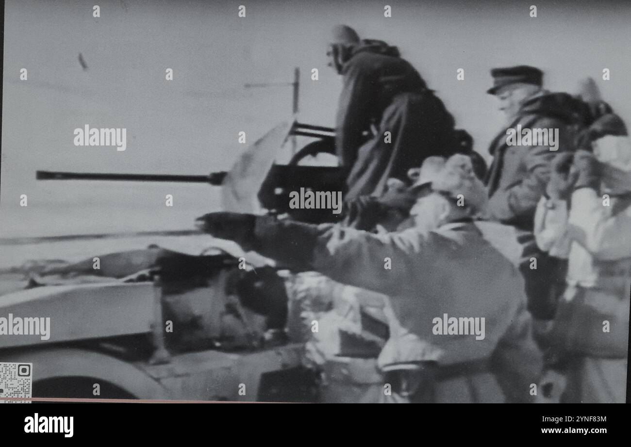 WW2 Screen still B&W still deutsche Soldaten in Heavy Winter Clothing man A Light Anti-Aircraft Gun im Winter 1943 Stockfoto