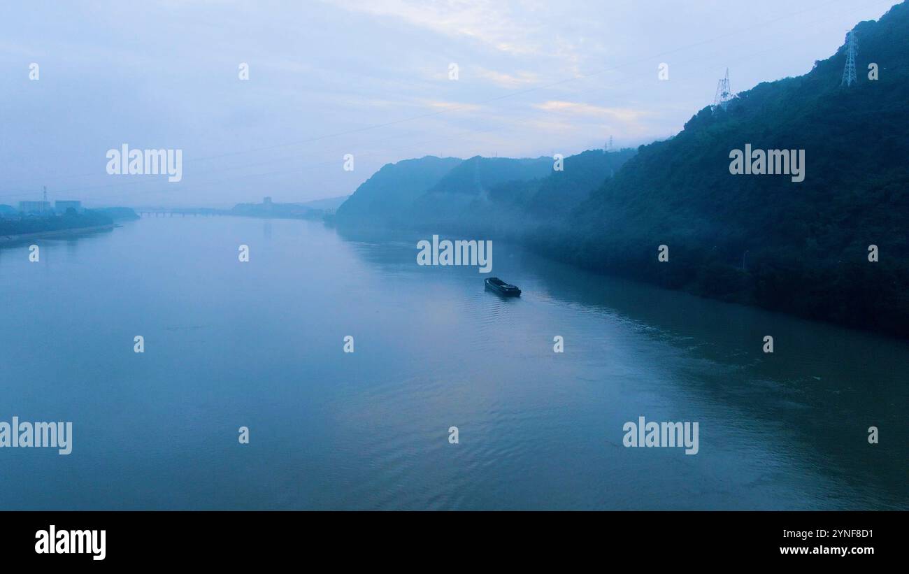 Aus der Vogelperspektive auf den wunderschönen fuchun Fluss nach Regen, Tonglu hangzhou Stadt, zhejiang Provinz, China. Hochwertige Fotos Stockfoto