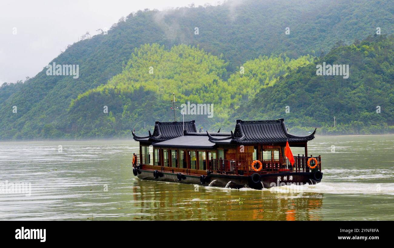 Aus der Vogelperspektive auf den wunderschönen fuchun Fluss nach Regen, Tonglu hangzhou Stadt, zhejiang Provinz, China. Hochwertige Fotos Stockfoto