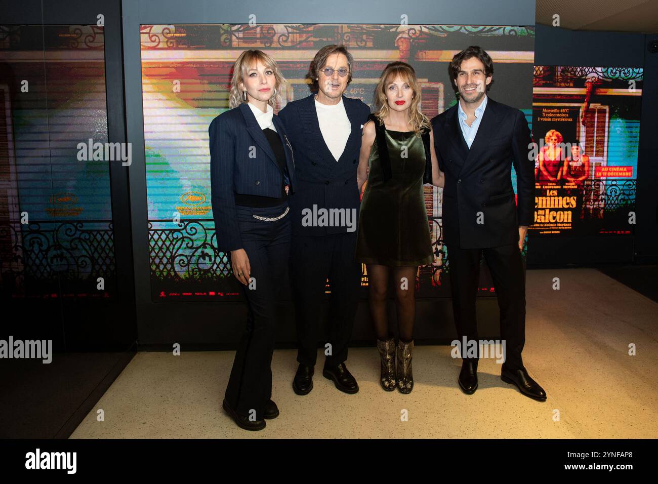 Paris, Frankreich. November 2024. Gast (Schwester von Eva Bravo), Daniel Bravo, Eva Bravo, Francois-Philippe Bravo, Teilnahme an der Premiere Les Femmes Au Balcon im Pathe Wepler Kino in Paris, Frankreich am 25. November 2024. Foto: Aurore Marechal/ABACAPRESS. COM Credit: Abaca Press/Alamy Live News Stockfoto