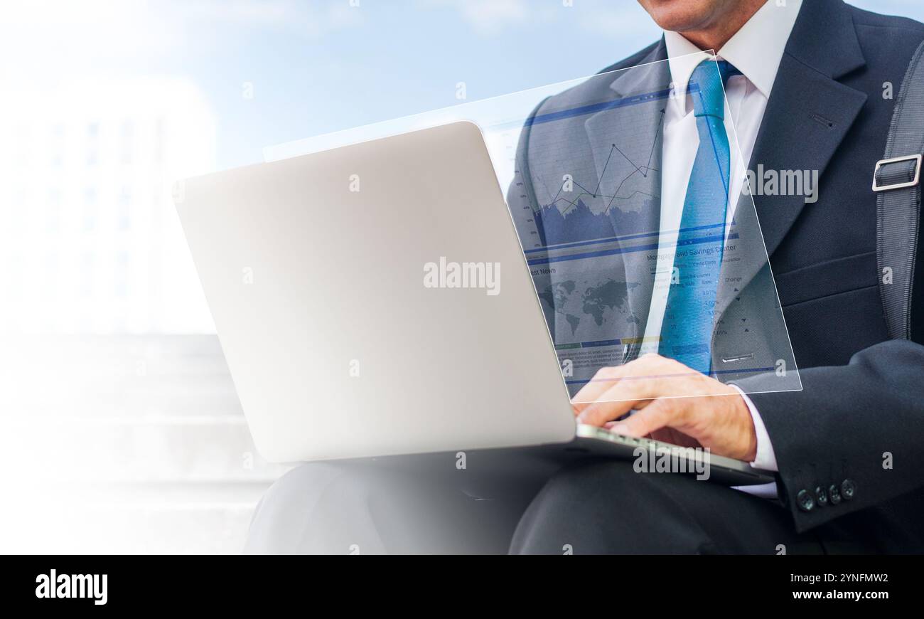 Geschäftsmann mit Laptop-Computer zur Analyse von Verkaufsdaten und Diagrammbericht zum Finanzwachstum. Geschäftsplanung, Strategie und Entwicklung. Finanziell Stockfoto