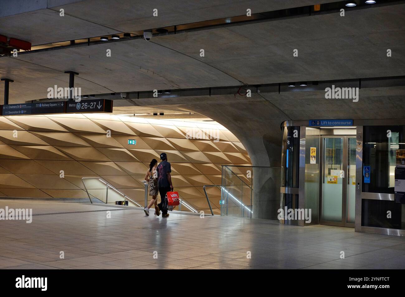 Eintritt in die untere Nord-Süd-Halle für die U-Bahn- und S-Bahnsteige von Sydney Stockfoto