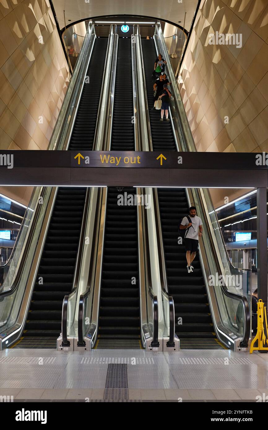 Die langen Fahrtreppen von Sydney Metro vom Bahnsteig am Central Station, die zum neuen Bahnhofsgebäude und dem neuen S-Bahn-Netz in Sydney, Australien, führen Stockfoto