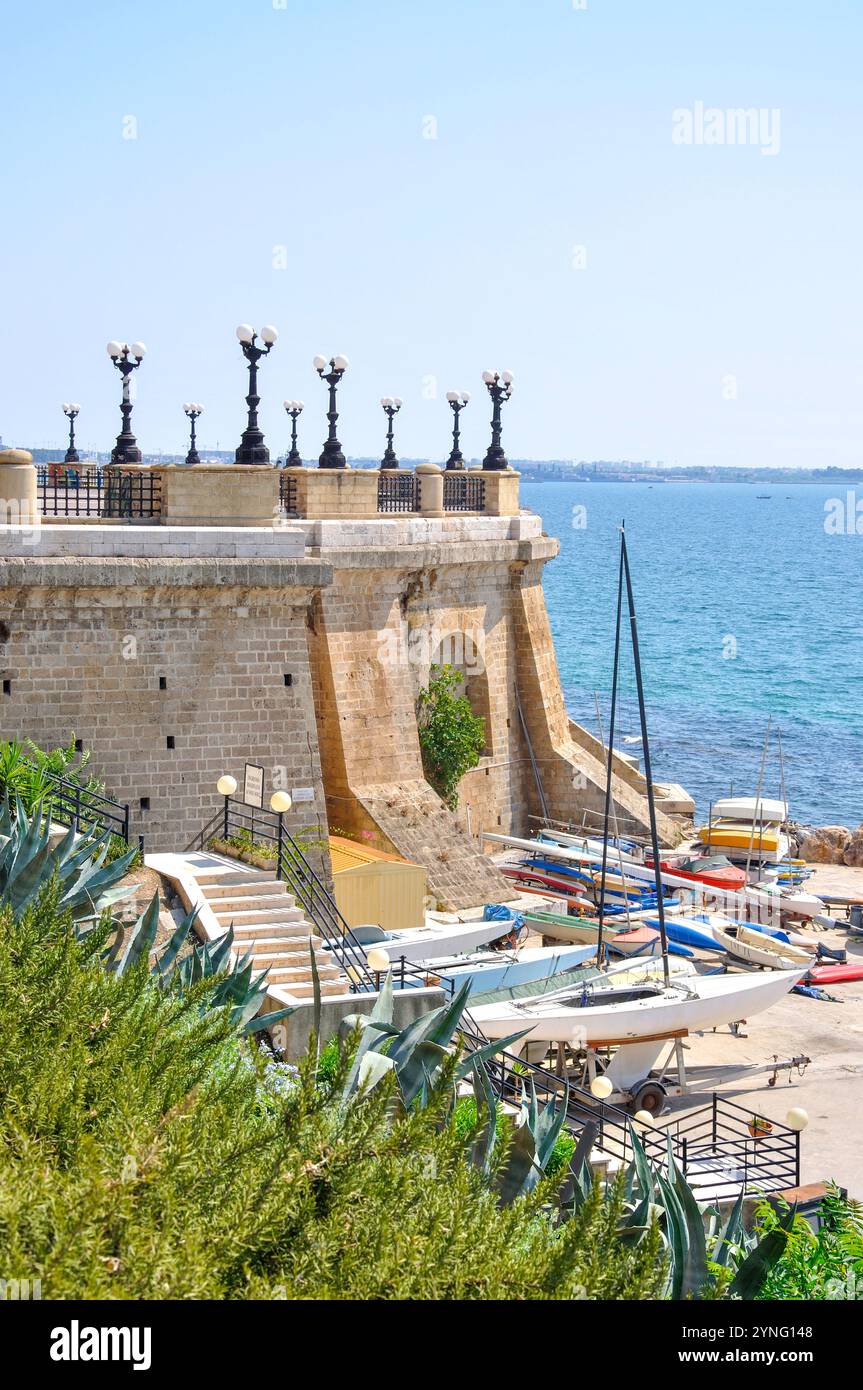 Direkt am Meer Suche, Piazza Marina D' Italia, Taranto, Provinz Taranto, Apulien Region, Italien Stockfoto