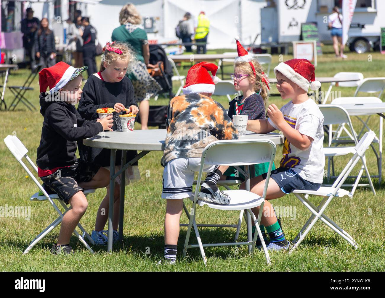 Kinder mit Weihnachtsmützen bei der Christmas Show Parade, Canterbury A&P Showgrounds, Wigram, Christchurch (Ōtautahi), Canterbury, Neuseeland Stockfoto