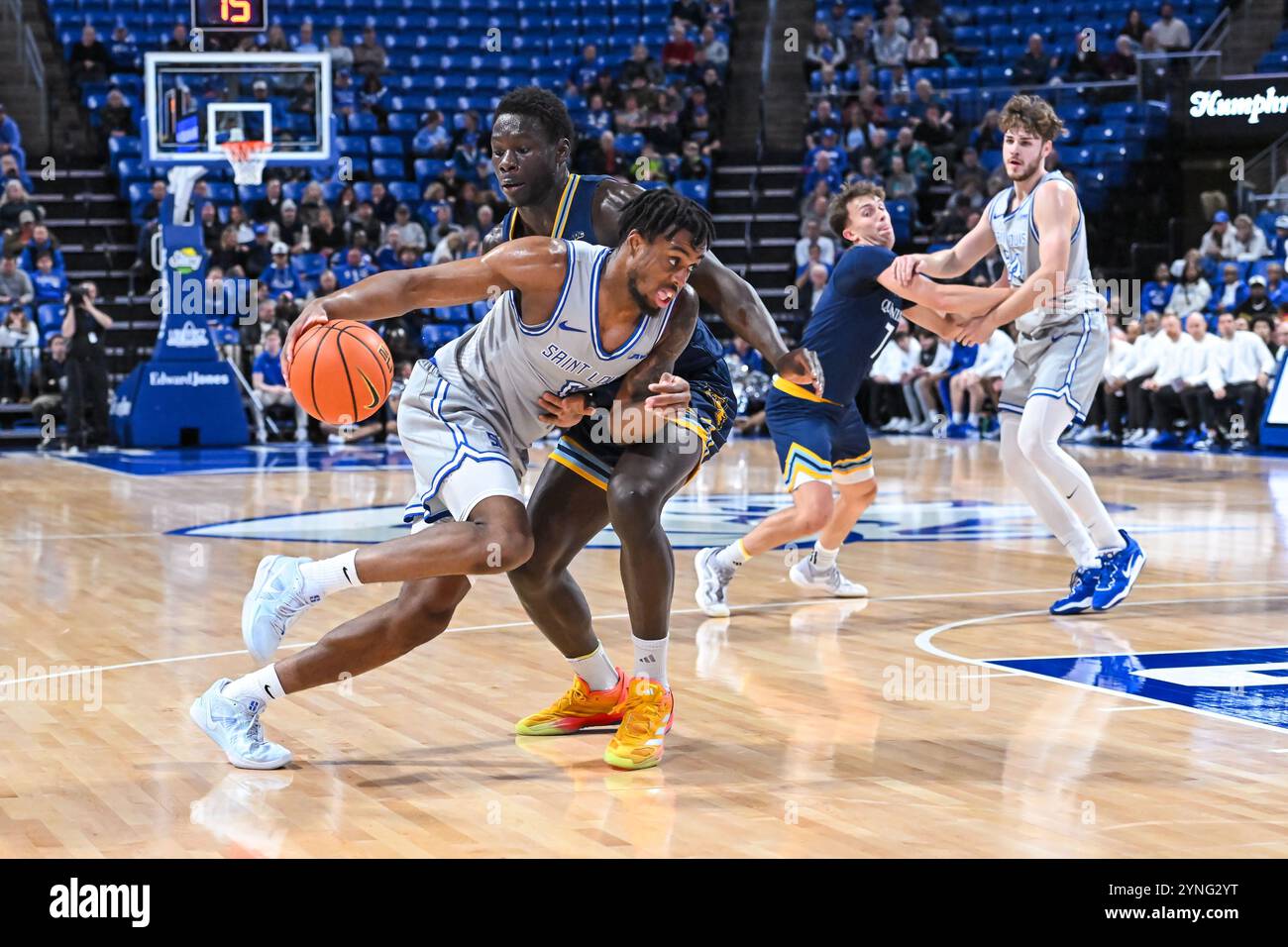 25. NOVEMBER 2024: Saint Louis Billikens Stürmer Kalu Anya (6) versucht in einem regulären Saisonspiel, bei dem die Quinnipiac Bobcats Stürmer Paul Otieno (33) die Saint Louis Billikens besuchten, in den Korb zu tauchen. Am Montag, 25. November 2024 Richard Ulreich/CSM in der Chaifetz Arena in St. Louis, MO (Credit Image: © Richard Ulreich/Cal Sport Media) (Credit Image: © Richard Ulreich/Cal Sport Media) Stockfoto