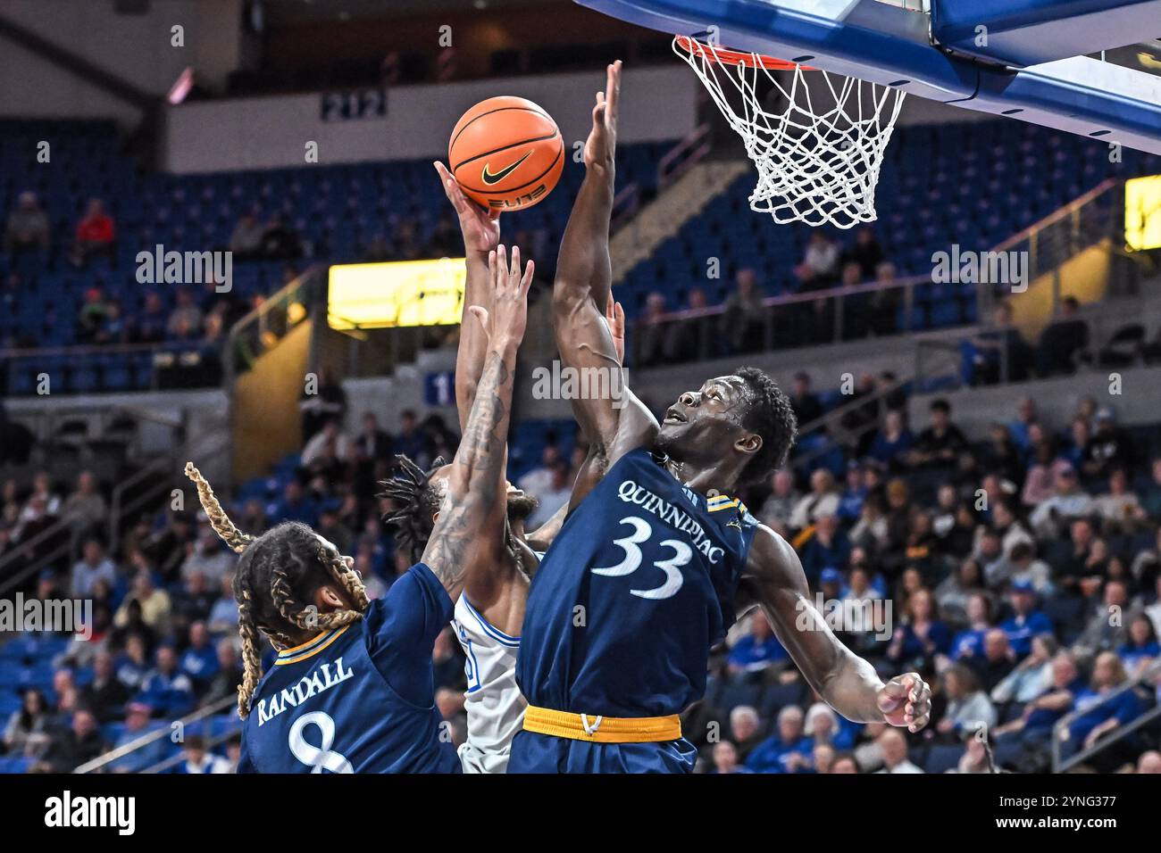 25. NOVEMBER 2024: Quinnipiac Bobcats Stürmer Paul Otieno (33) blockiert den Schuss von Saint Louis Billikens Stürmer Kalu Anya (6) in einem regulären Saisonspiel, bei dem die Quinnipiac Bobcats die Saint Louis Billikens besuchten. Am Montag, 25. November 2024 Richard Ulreich/CSM in der Chaifetz Arena in St. Louis, MO (Credit Image: © Richard Ulreich/Cal Sport Media) (Credit Image: © Richard Ulreich/Cal Sport Media) Stockfoto