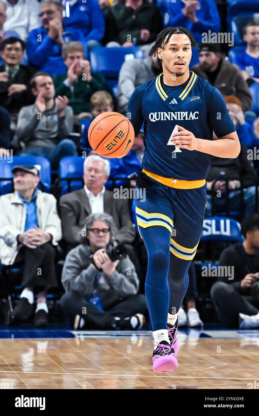 25. NOVEMBER 2024: Khaden Bennett (4) bringt den Ball in einem regulären Saisonspiel, bei dem die Quinnipiac Bobcats die Saint Louis Billikens besuchten. Am Montag, 25. November 2024, Richard Ulreich/CSM in der Chaifetz Arena in St. Louis, MO Stockfoto