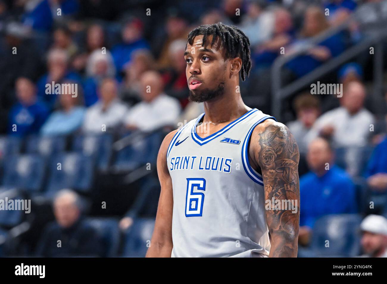 25. NOVEMBER 2024: Saint Louis Billikens Stürmer Kalu Anya (6) in einem regulären Saisonspiel, bei dem die Quinnipiac Bobcats die Saint Louis Billikens besuchten. Am Montag, 25. November 2024, Richard Ulreich/CSM in der Chaifetz Arena in St. Louis, MO Stockfoto