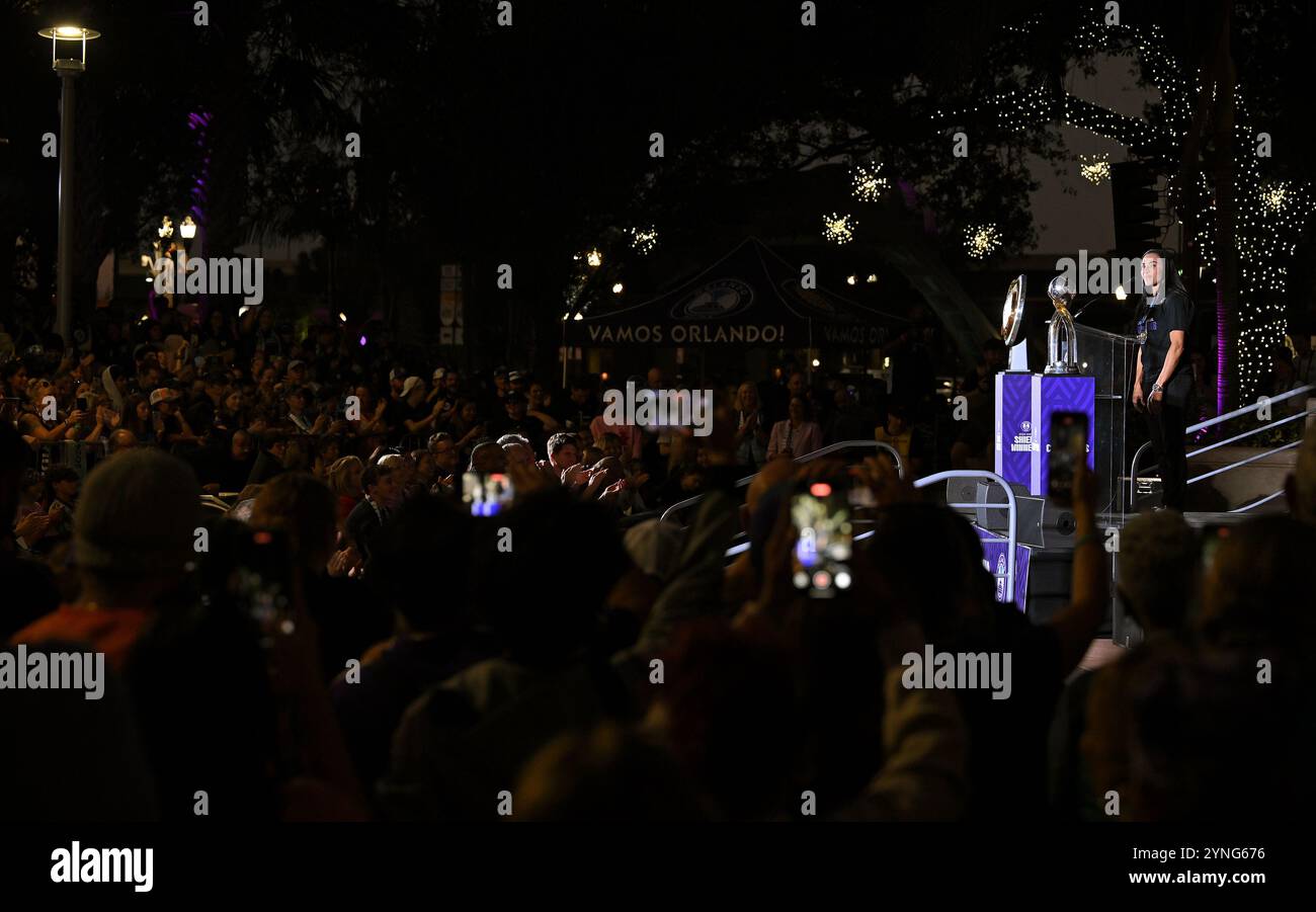 Orlando, Usa. November 2024. Orlando Pride Captain Marta, die als die beste Spielerin in der Geschichte des Frauenfußballs gefeiert wurde, dankt Fans, die am Montag, den 25. November 2024, bei einer Siegerehrung zum Sieg ihrer Mannschaft bei der National Women's Soccer League Championship in der City Hall in Orlando, Florida, versammelt waren. Der Sieg der Orlando Pride Women's Team NWSL ist der erste in der Geschichte des Vereins und ist auch das erste Mal, dass eine professionelle Sportmannschaft aus Orlando eine Major League Trophäe gewonnen hat. Foto: Chris Chew/UPI Credit: UPI/Alamy Live News Stockfoto