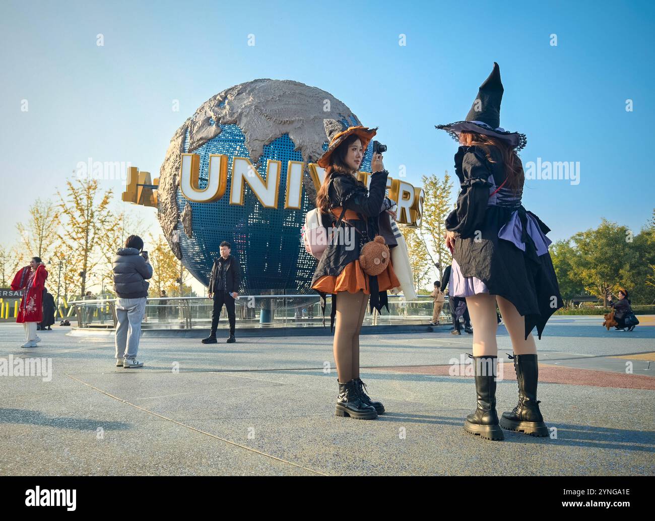 Peking, China - 24. Oktober 2024: Touristen rund um den berühmten Planeten Erde im Universal Beijing Resort. Stockfoto